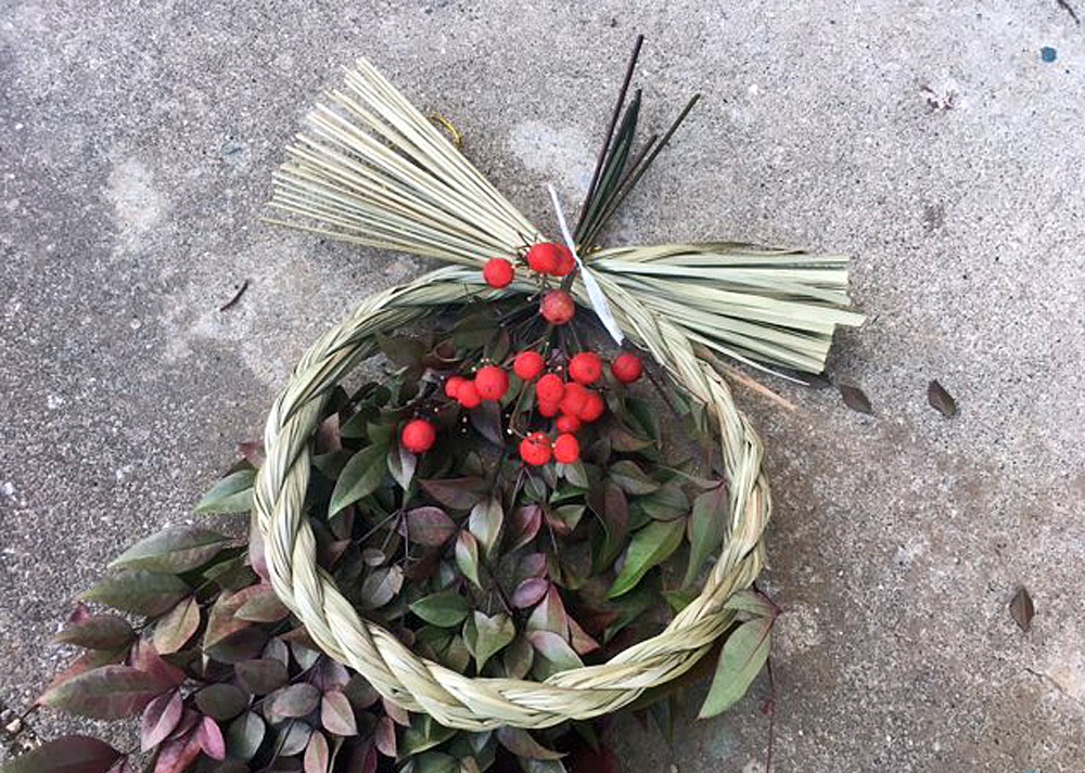 庭の南天と100均のしめ縄を使った正月飾りを作っているところ