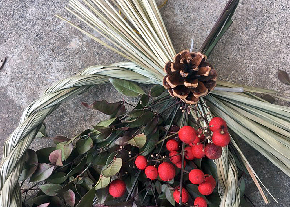 庭の南天と100均のしめ縄を使った正月飾りを作っているところ