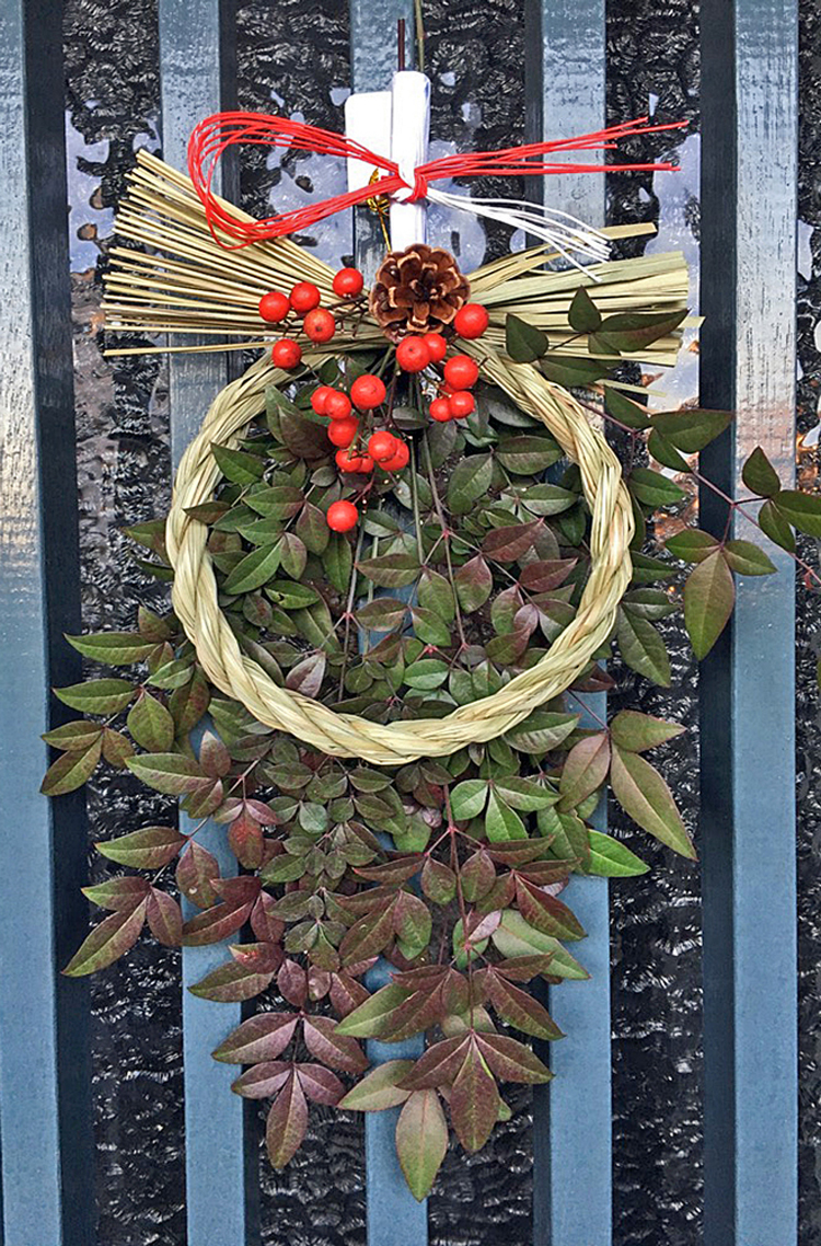 庭の南天と100均のしめ縄で作った正月飾り