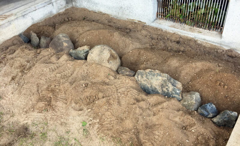 庭から出てきた不揃いな石で花壇の縁取りを作る時のコツ ちらしの夜更かしブログ