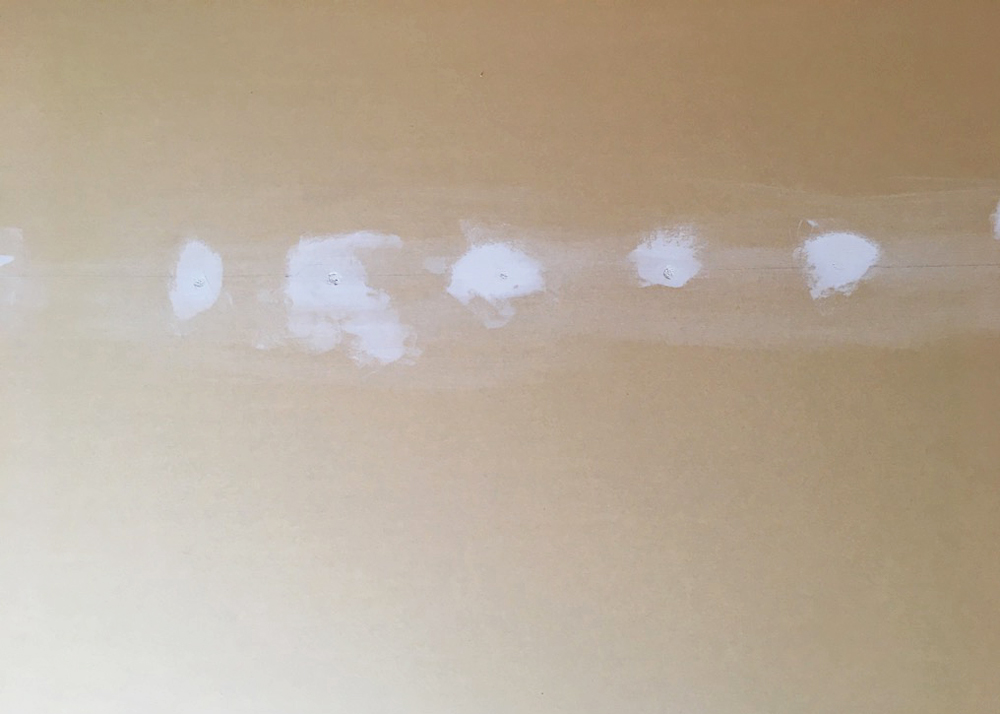 天井の塗装をする前に凸凹をパテで埋めたところ