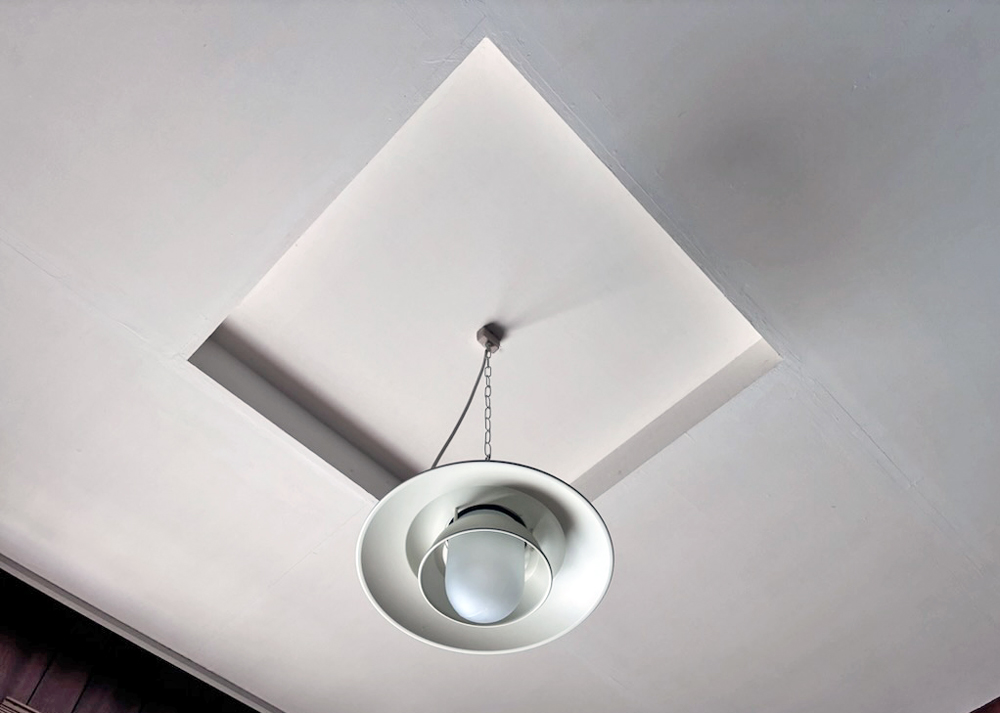 「かんたんあんしん珪藻土」をローラーで塗装した天井（8年後の様子）