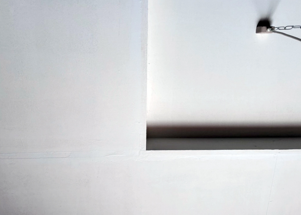 「かんたんあんしん珪藻土」をローラーで塗装した天井（8年後の様子）