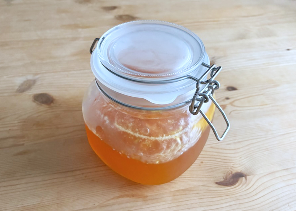 梅シロップをビンに保存