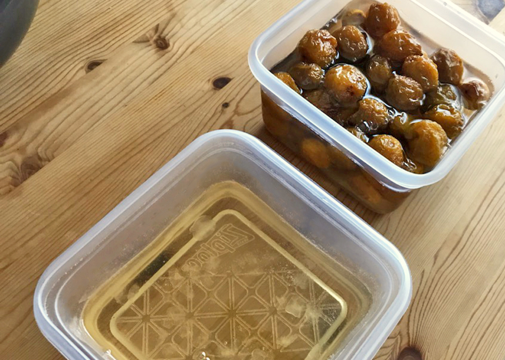 ジプロックに梅シロップをいれたところ