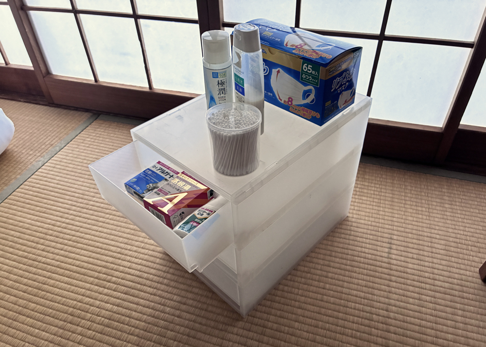 3段の引き出し収納に日用品を入れた様子