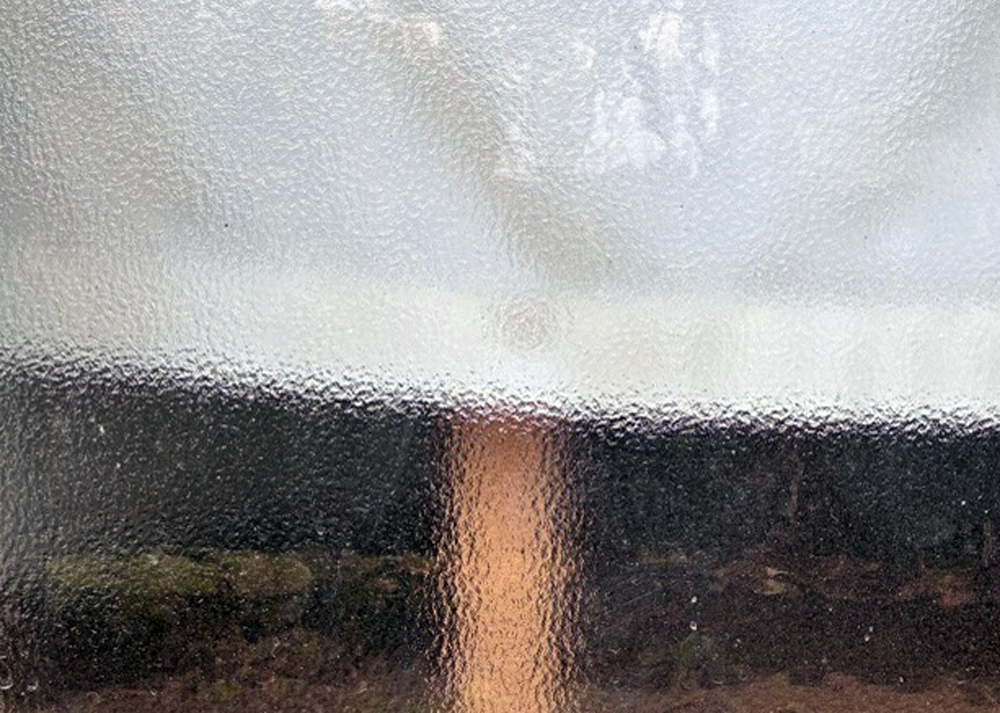 遮像レースカーテンを閉めて、テーブルの脚が見えにくくなったところ(昼)