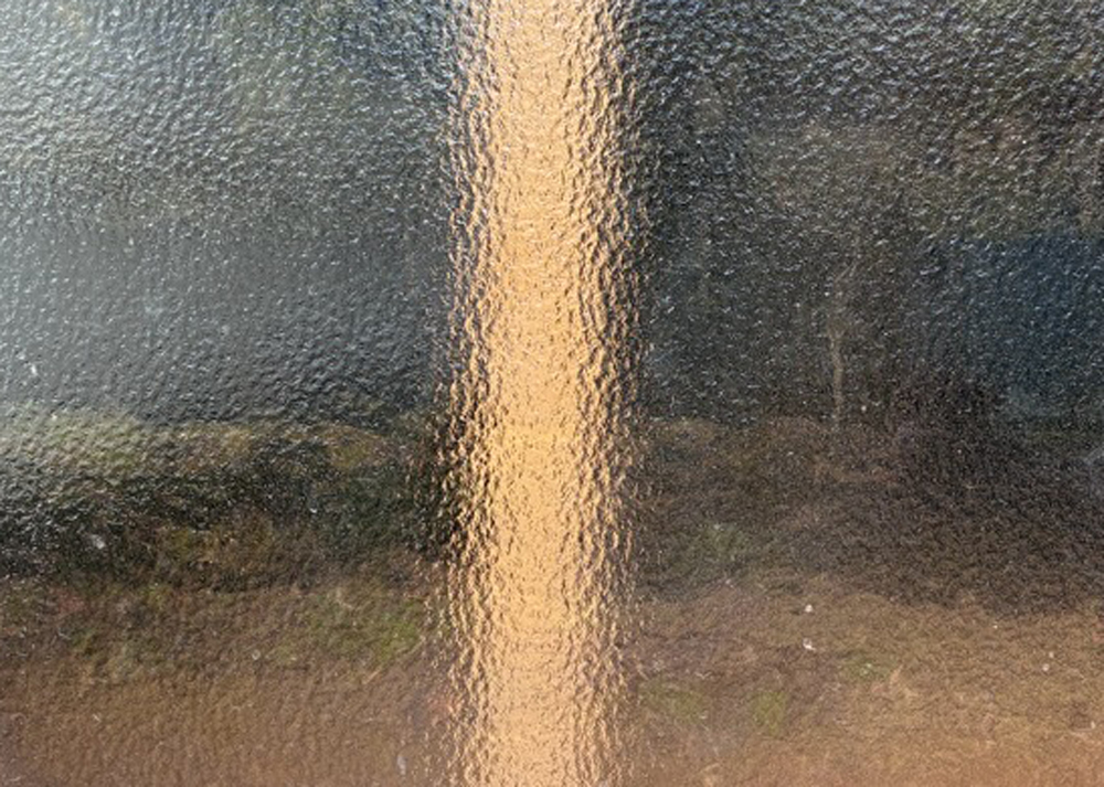 すりガラスから透けて見えるテーブルの脚