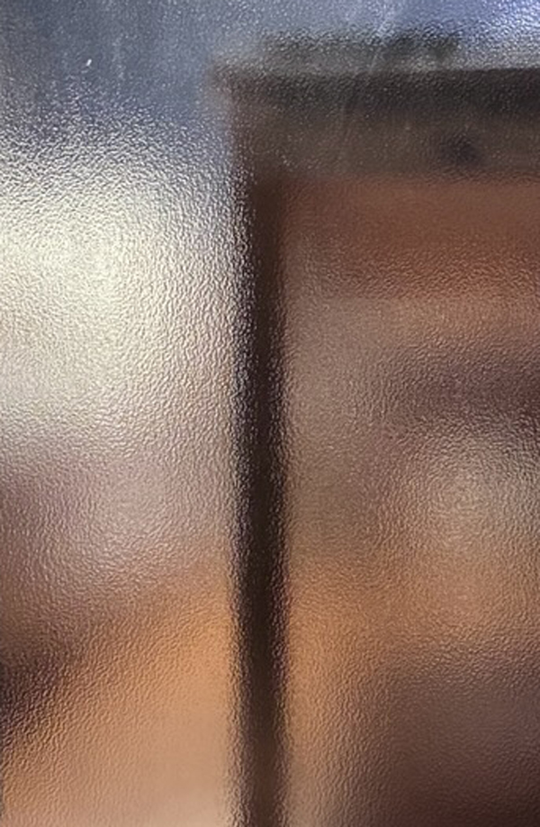 すりガラスから透けて見えるテーブル(夜)