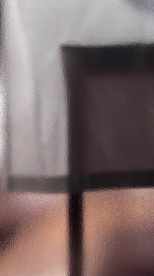 ニトリの遮像レースカーテンを閉めて目隠し効果をテストしているところ(夜)