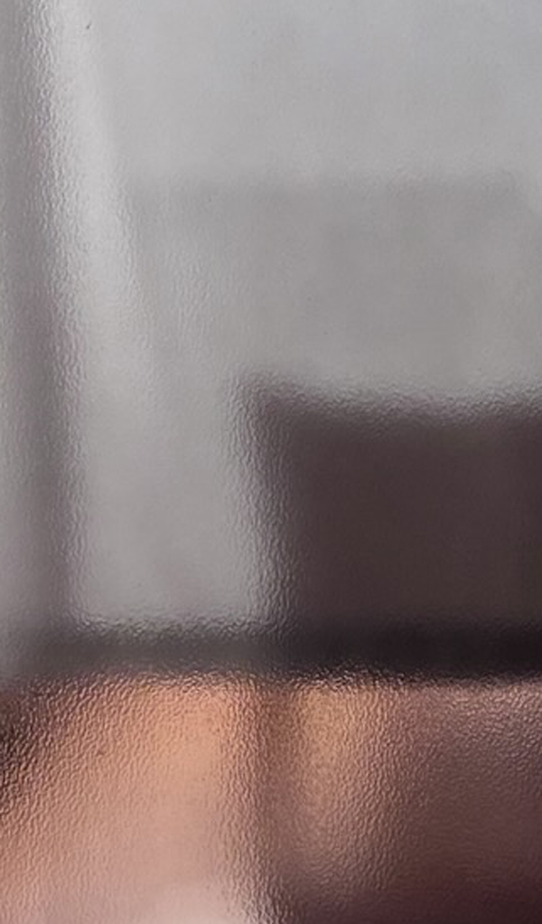 ニトリの遮像レースカーテンを閉めて目隠し効果をテストしているところ(夜)