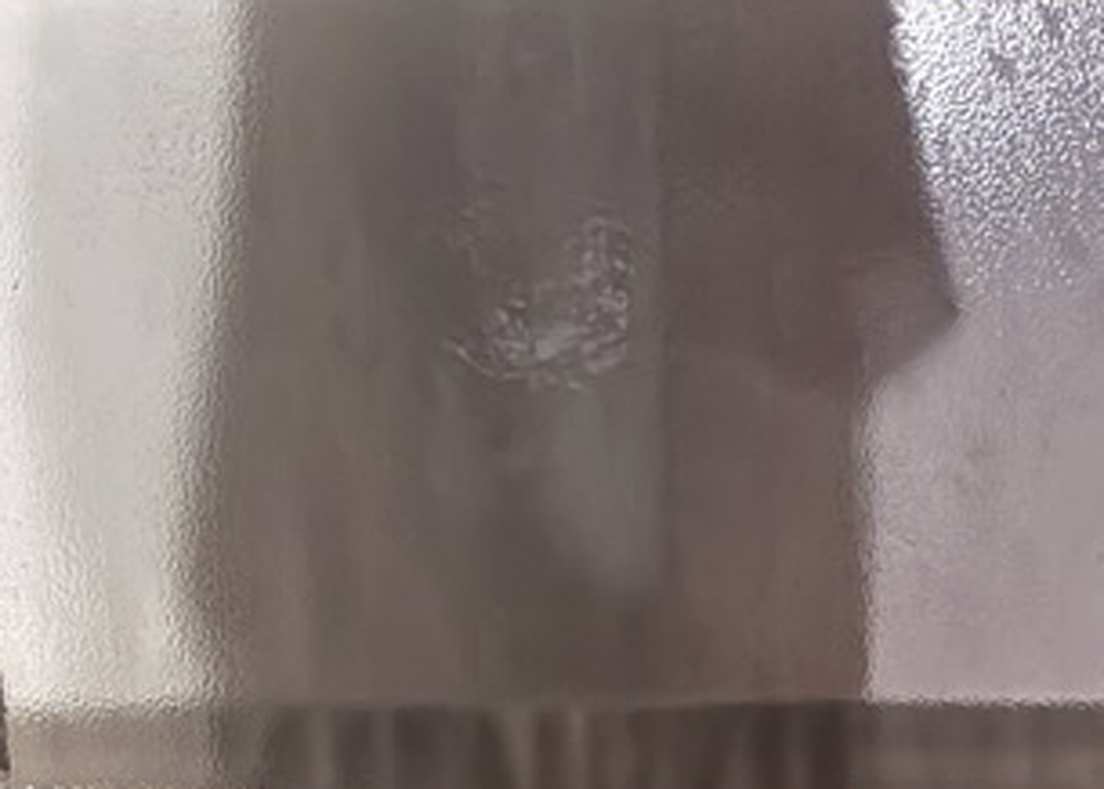 ニトリの遮像レースカーテンを閉めて目隠し効果をテストしているところ(夜)