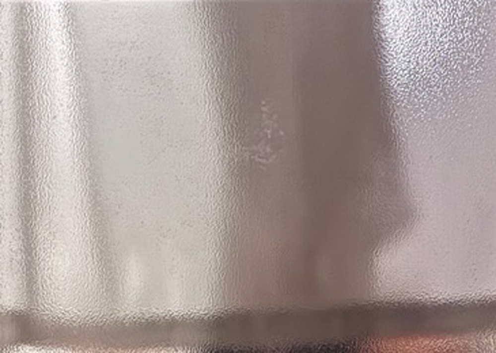 ニトリの遮像レースカーテンを閉めて目隠し効果をテストしているところ(夜)