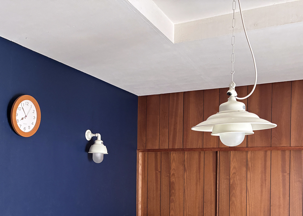 ネイビー色の壁面