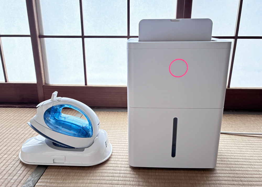 山善の除湿機（YDC-J03）のとなりにアイロンを置いて、大きさ比較してみたところ